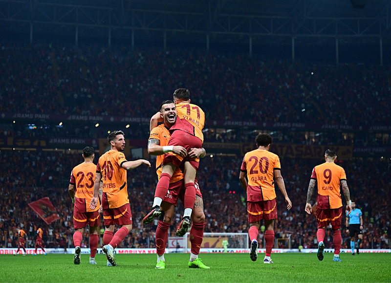 Galatasaray'da gol sonrası büyük sevinç yaşandı. [AA]