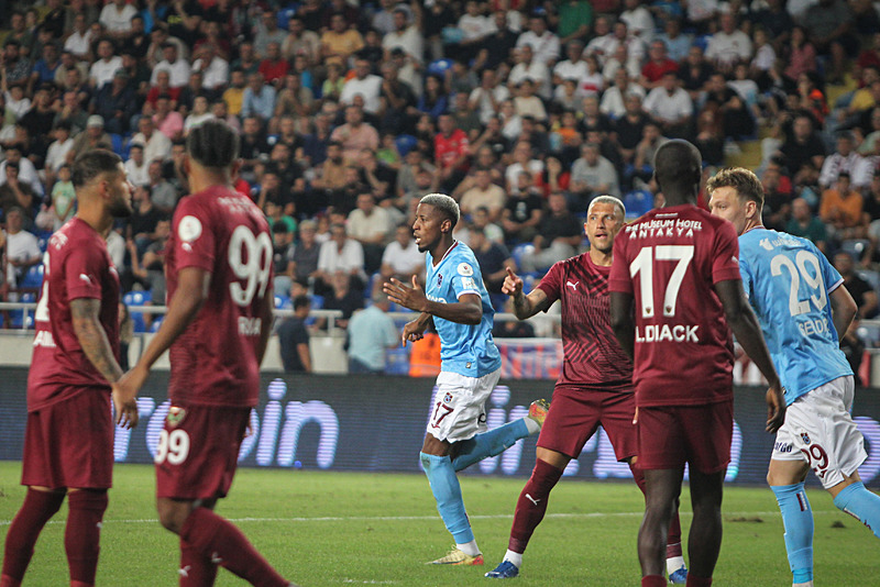 Trabzonspor, Hatayspor ile 1-1 berabere kaldı. [AA]