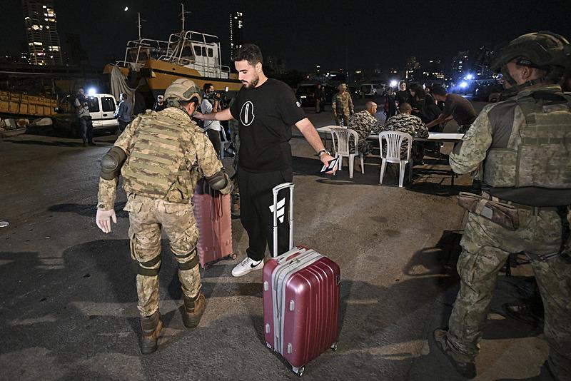 Dışişleri Bakanlığı ve Milli Savunma Bakanlığı koordinesinde, İsrail'in saldırısı altındaki Lübnan'dan çoğu Türk vatandaşı olan sivillerin tahliyesine başlandı (AA)