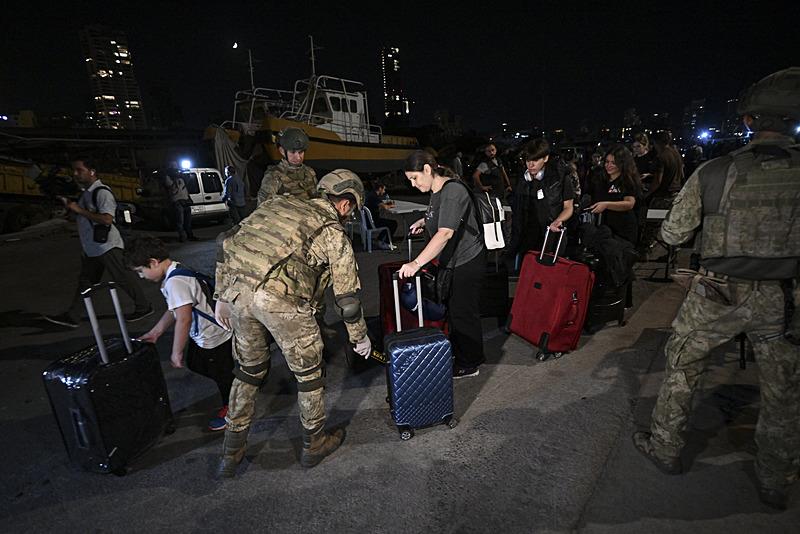 Dışişleri Bakanlığı ve Milli Savunma Bakanlığı koordinesinde, İsrail'in saldırısı altındaki Lübnan'dan çoğu Türk vatandaşı olan sivillerin tahliyesine başlandı (AA)