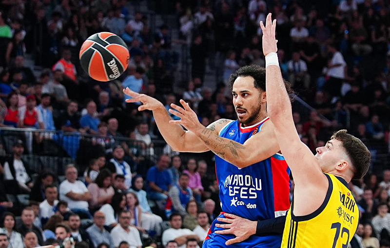 Anadolu Efes ile Fenerbahçe Euroleague'deki Türk derbisinde karşı karşıya geldi. [AA]