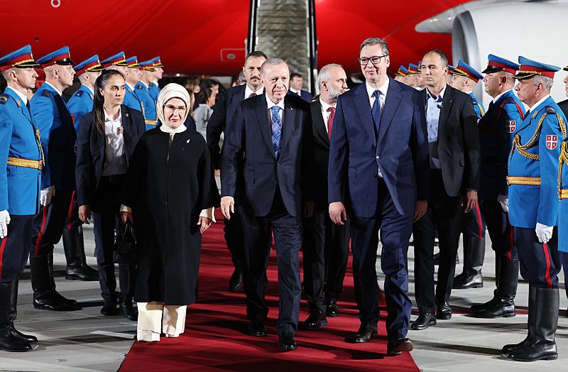 Erdoğan, Belgrad Nikola Tesla Havalimanı'nda Sırbistan Cumhurbaşkanı Aleksandar Vucic tarafından karşılandı (AA)