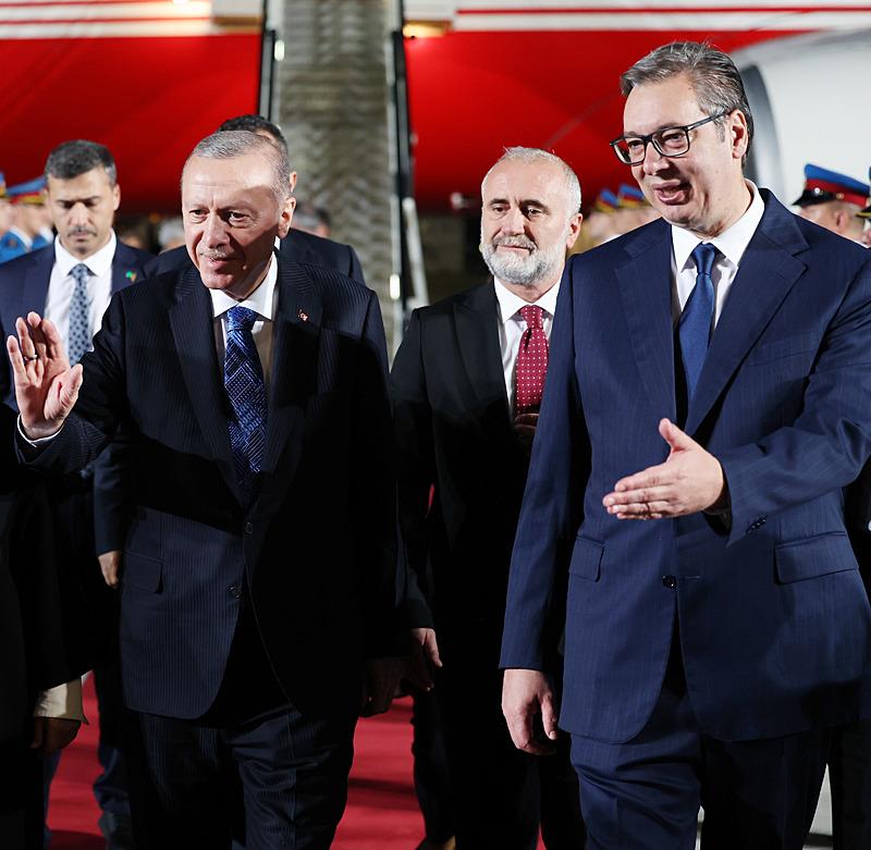 Erdoğan, Belgrad Nikola Tesla Havalimanı'nda Sırbistan Cumhurbaşkanı Aleksandar Vucic tarafından karşılandı (AA)