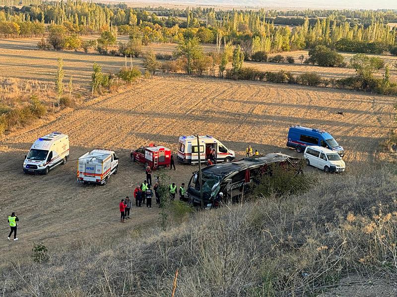 Afyonkarahisar'da yolcu otobüsünün devrildiği kazada 21 kişi yaralandı. (AA)