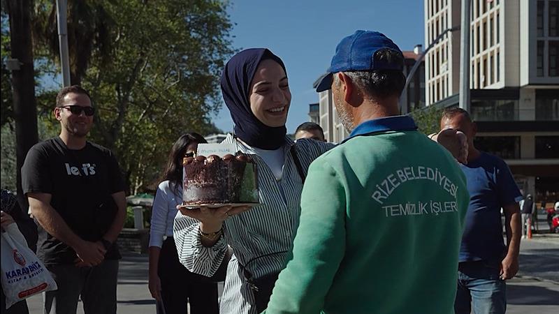 Rize Belediyesince temizlik personeli İsmail Yılmaz için doğum gününde sürpriz kutlama yapıldı (AA)