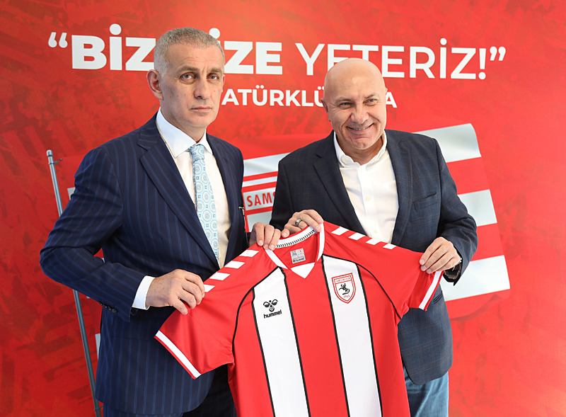 Samsunspor Başkanı Yüksel Yıldırım, TFF Başkanı İbrahim Hacıosmanoğlu'na forma hediye etti. [AA]