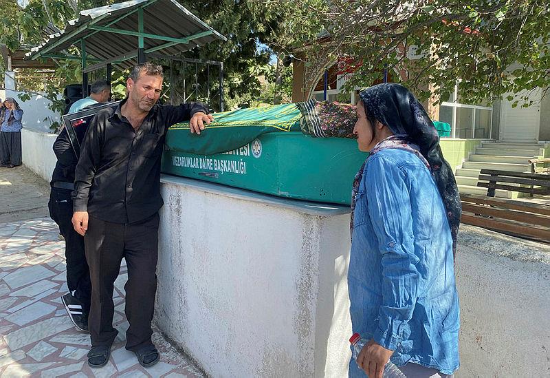  Anne Nihal Dönmez (sağda) ve baba Nuh Karaca (solda) kızının naaşı başında üzüntü yaşadı. (Fotoğraf: AA)