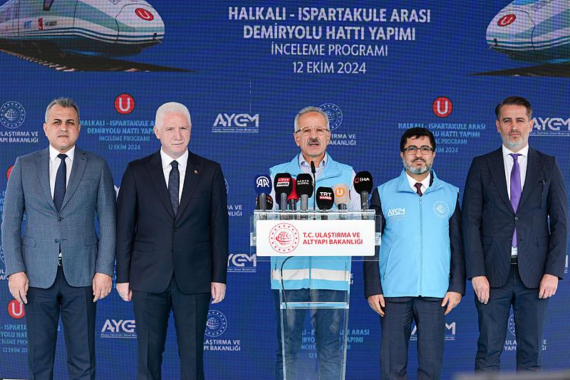 Ulaştırma ve Altyapı Bakanı Abdulkadir Uraloğlu, Halkalı-Ispartakule Hızlı Tren Şantiyesi'nde incelemelerde bulundu ve basın açıklaması yaptı. (Fotoğraf: AA) 