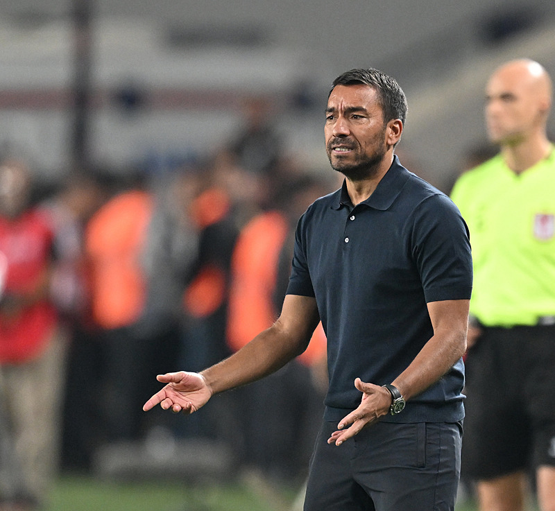 Giovanni van Bronckhorst eski oyuncusunu Beşiktaş'a getirmek istemişti. [AA]