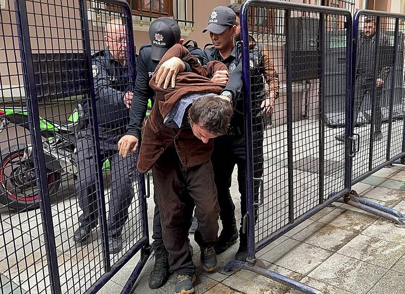 BBeyoğlu'nda polis memurunu bıçaklayarak yaralayan saldırgan tutuklandı (AA)