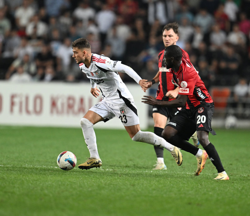 Beşiktaş taraftarı, Muçi'nin yerine Semih Kılıçsoy'u görmek istiyor. (AA)