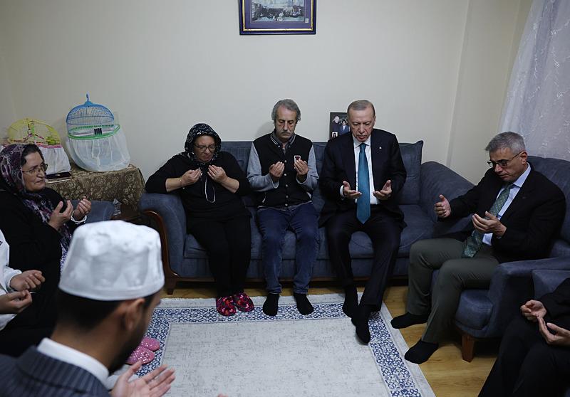 Başkan Erdoğan, kazada hayatını kaybeden Betül'ün ailesini ziyaret etti (DHA) 