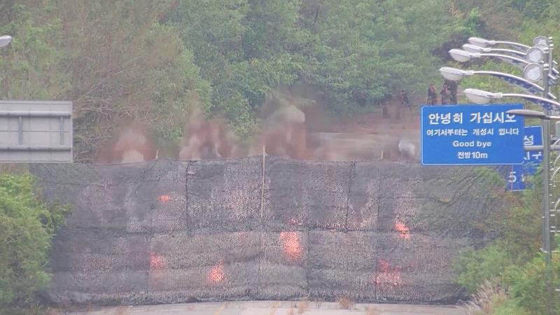  Güney Kore'den yapılan açıklamada Kuzey Kore'nin iki ülke arasındaki kara ve demir yolu hatlarının bir kısmını havaya uçurduğu belirtildi, Reuters