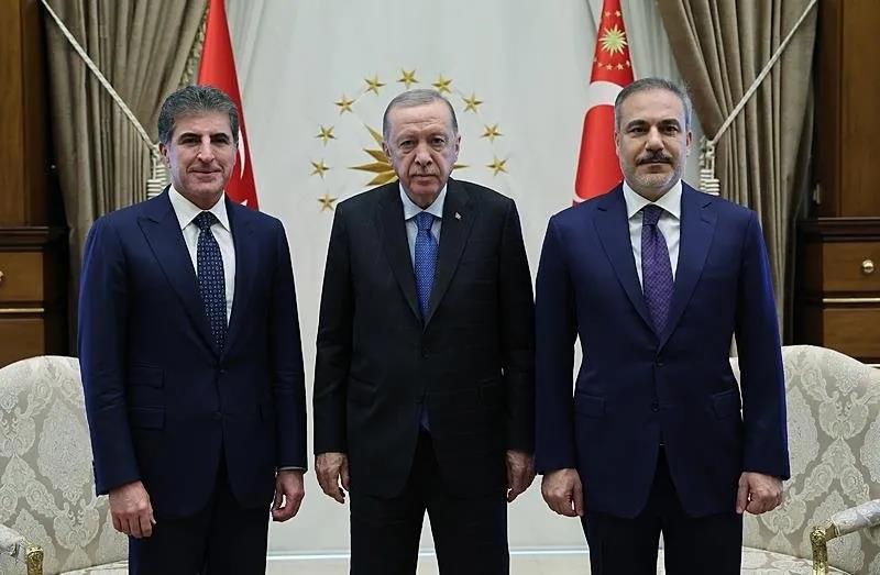 Başkan Recep Tayyip Erdoğan (ortada), Cumhurbaşkanlığı Külliyesi'nde, Irak Kürt Bölgesel Yönetimi Başkanı Neçirvan Barzani'yi (solda) kabul etti. Kabulde, Dışişleri Bakanı Hakan Fidan (sağda) da hazır bulundu (AA)