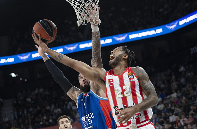 Anadolu Efes muhteşem dönüşüyle maçı kazanmasını bildi. (AA)