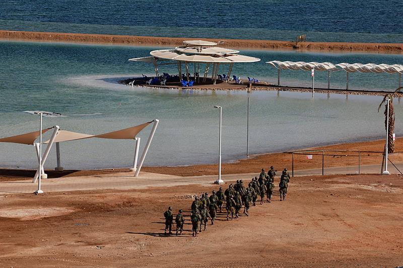 İsrail ordusunun Ürdün'den geçen saldırganların kimliğini tespit ettiğini açıklamasının ardından İsrail ordu mensuplarının 18 Ekim 2024'te İsrail'in güneyinde, silahlı saldırının gerçekleştiği yerin yakınındaki Ölü Deniz'in yanında yürüdüğü iddia edildi, 800