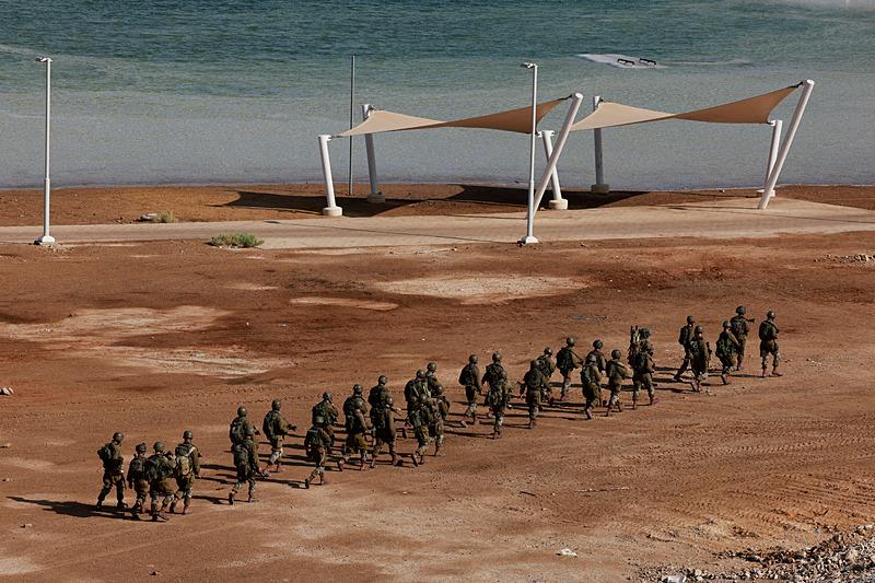 İsrail ordusunun Ürdün'den geçen saldırganların kimliğini tespit ettiğini açıklamasının ardından İsrail ordu mensupları 18 Ekim 2024'te İsrail'in güneyinde, silahlı saldırının gerçekleştiği yerin yakınındaki Ölü Deniz'in yanında yürüdüğü iddia edildi, 800