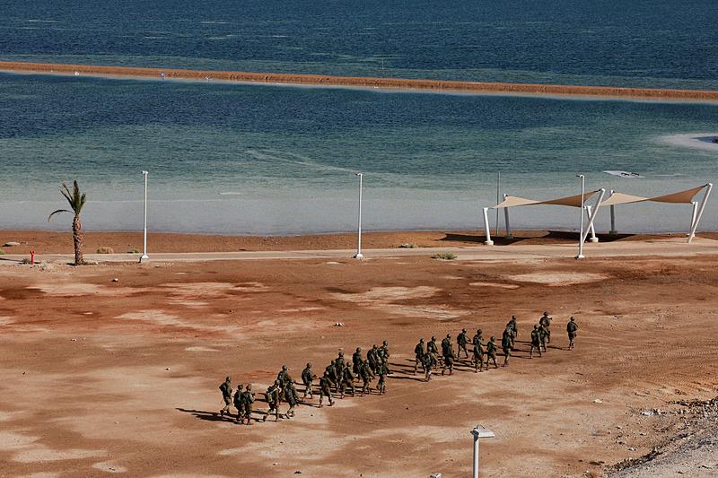 İsrail ordusunun Ürdün'den geçen saldırganların kimliğini tespit ettiğini açıklamasının ardından İsrail ordu mensupları 18 Ekim 2024'te İsrail'in güneyinde, silahlı saldırının gerçekleştiği yerin yakınındaki Ölü Deniz'in yanında yürüdüğü iddia edildi, 800