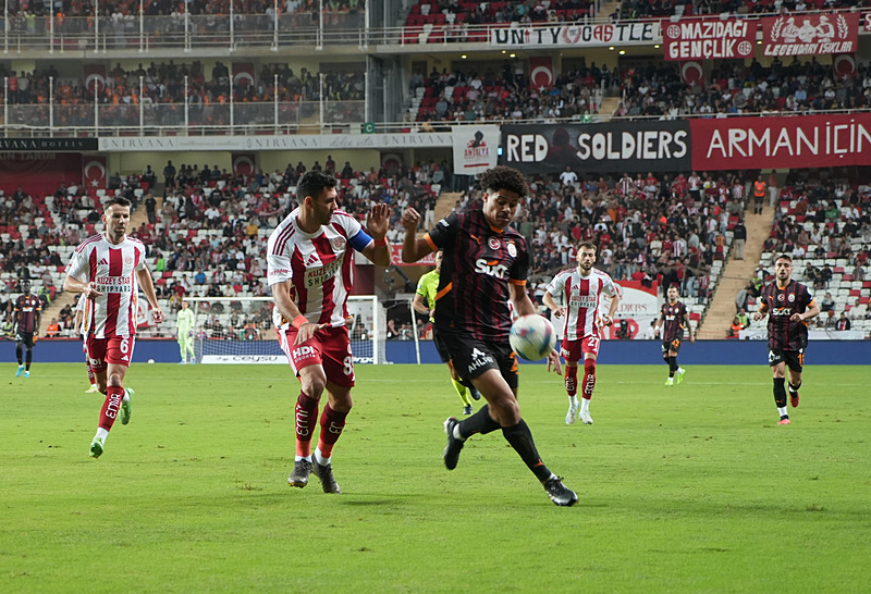 Galatasaray Antalyaspor ile deplasmanda karşı karşıya geldi. [İHA]