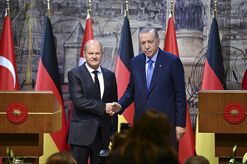 Başkan Recep Tayyip Erdoğan ve Almanya Başbakanı Olaf Scholz, Dolmabahçe'deki Çalışma Ofisi'nde ortak basın toplantısı düzenledi (AA)