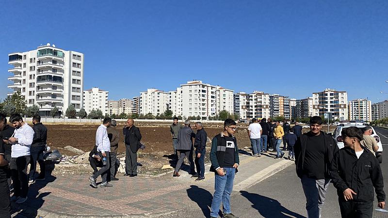 Diyarbakır'da iki aile arasında tapusuz tarla sürme kavgası çıktı (DHA)