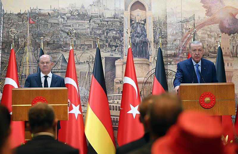 Başkan Recep Tayyip Erdoğan ve Almanya Başbakanı Olaf Scholz, Dolmabahçe'deki Çalışma Ofisi'nde ortak basın toplantısı düzenledi (AA)