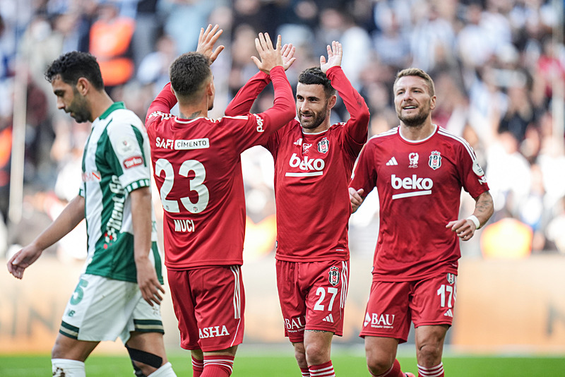 Ernest Muçi Beşiktaş'taki ilk Süper Lig asistini yaptı. [AA]