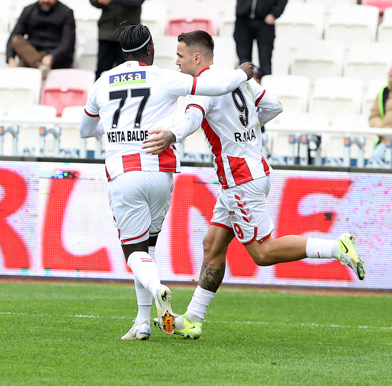 Sivasspor 2-1 geride olmasına rağmen kazanmasını bildi. [AA]