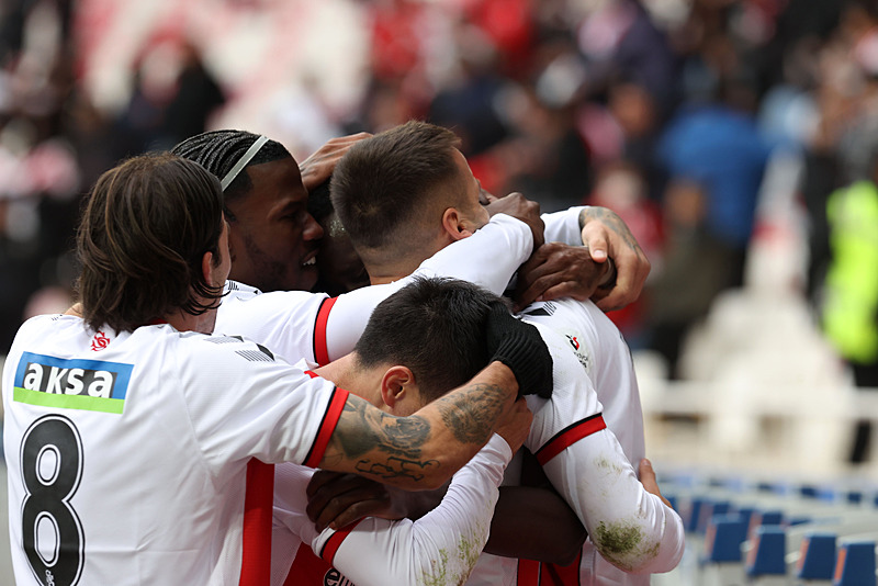 Sivassporlu futbolcular gol sonrası büyük sevinç yaşadı (AA)