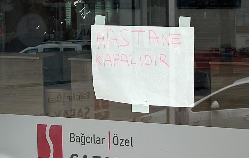 Bağcılar Özel Şafak Hastanesi'nin camında el yazısıyla ʺHastane kapalıdırʺ şeklinde bilginin yer aldığı, hastanenin kapı girişinin ise iki dubayla bağlanıp kapatıldığı gözlendi.(AA)