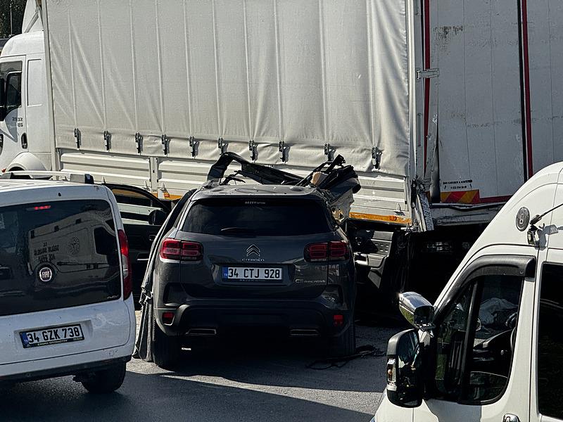 Zeytinburnu'nda otomobil kamyona çarptı! 18 yaşındaki Aygün hayatını kaybetti  (İHA)