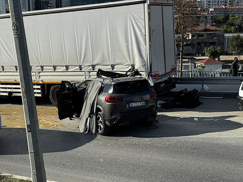 Zeytinburnu'nda otomobil kamyona çarptı! 18 yaşındaki Aygün hayatını kaybetti  (İHA)