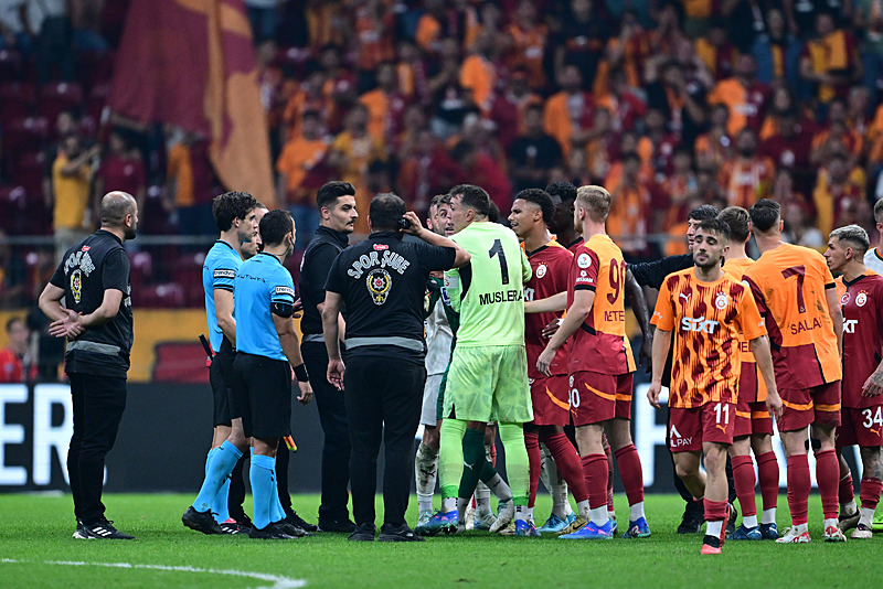 Fernando Muslera'nın cezası bitti (AA)