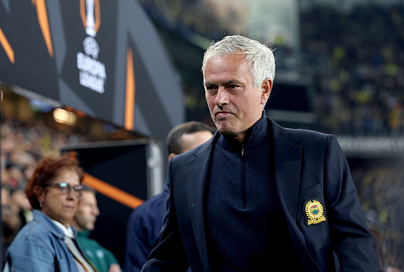 Jose Mourinho kırmızı kartla oyun dışı kaldı (AA)