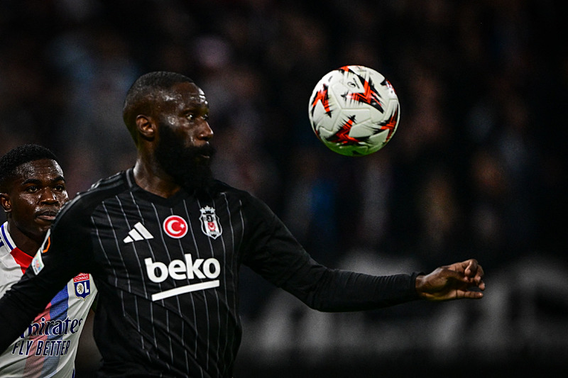 Arthur Masuaku Beşiktaş formasıyla Lyon'a karşı mücadele etti (AFP)