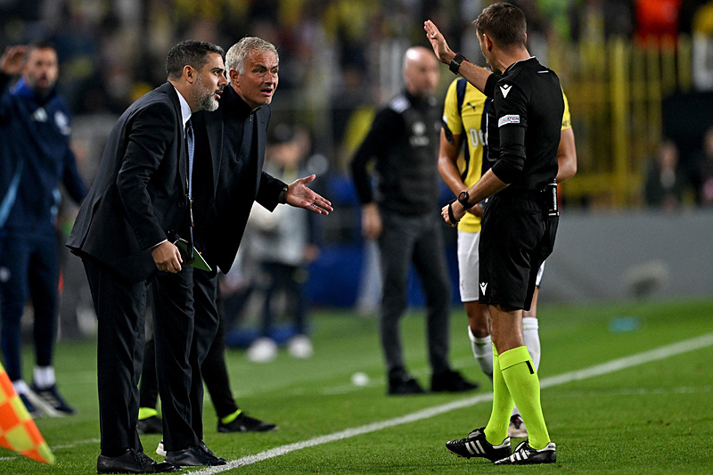 Jose Mourinho gördüğü kırmızı kart sonrası tribüne çıktı (AFP)