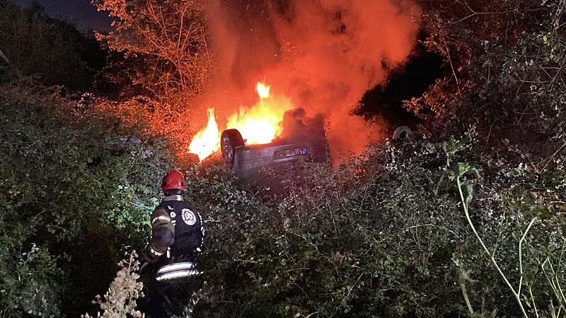 Kocaeli'de takla atan otomobil alev alev yandı (İHA)