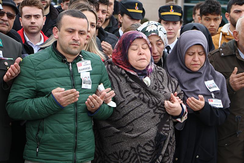 Sözleşmeli Er Kander Babür'ün cenazesi, Samsun Çarşamba Havalimanı'nda düzenlenen askeri törenle karşılandı (DHA)