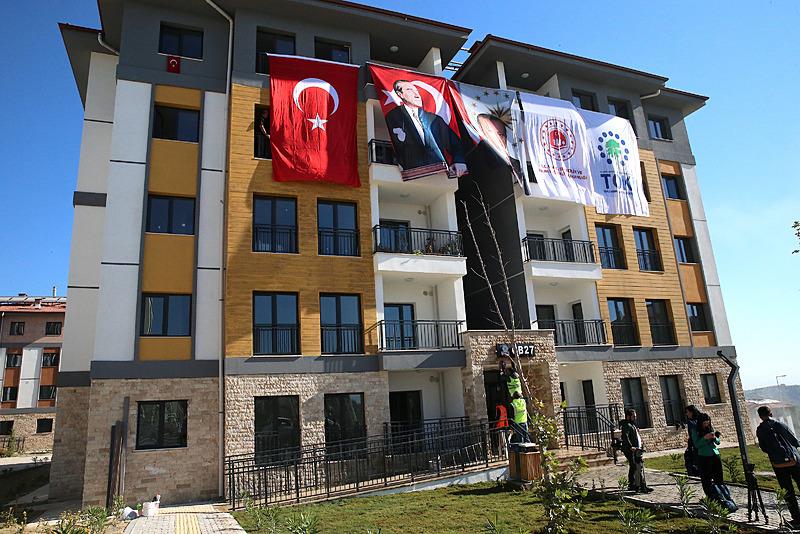 Hatay'da depremzedeler yeni konutlarına yerleşiyor (Fotoğraf: AA)