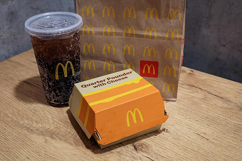 ABD Gıda ve İlaç Dairesinden cuma günü yapılan açıklamada McDonald's Quarter Pounder hamburgerleri ile bağlantılı E. coli salgınından etkilenen kişi sayısının 49'dan 75'e çıktığını söyledi, Takvim Fotoğraf Arşivi