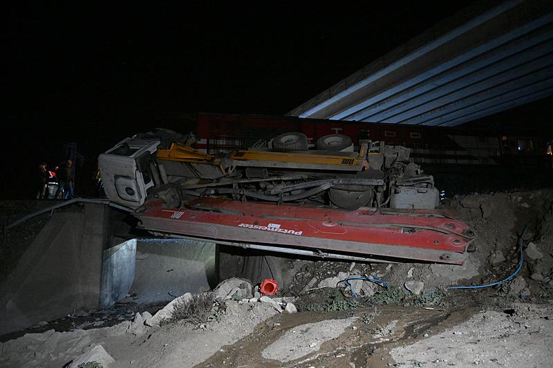 Edirne'de yolcu treni, raylarda terk edilen beton pompası aracına çarptı. (AA)