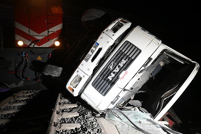 Edirne'de yolcu treni, raylarda terk edilen beton pompası aracına çarptı. (AA)