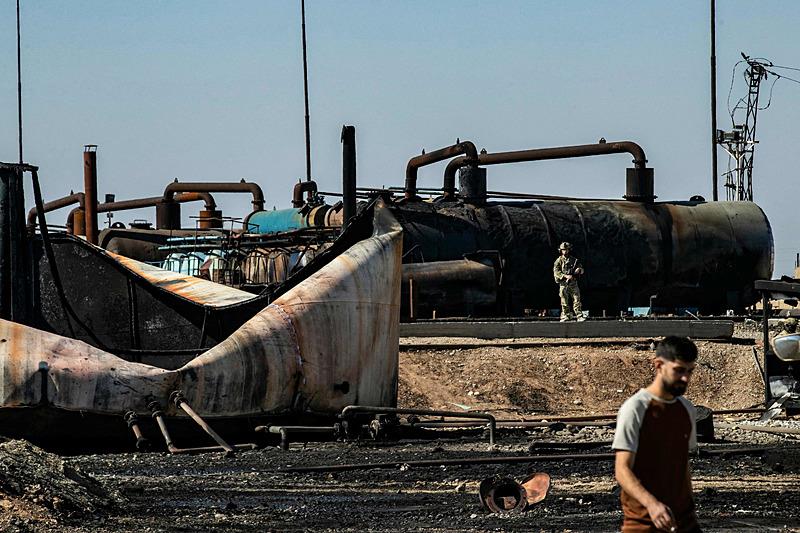 ABD Ordusu, Rumeylan beldesinde Türk Silahlı Kuvvetleri tarafından vurulan petrol tesisinde incelemelerde bulundu (AFP)