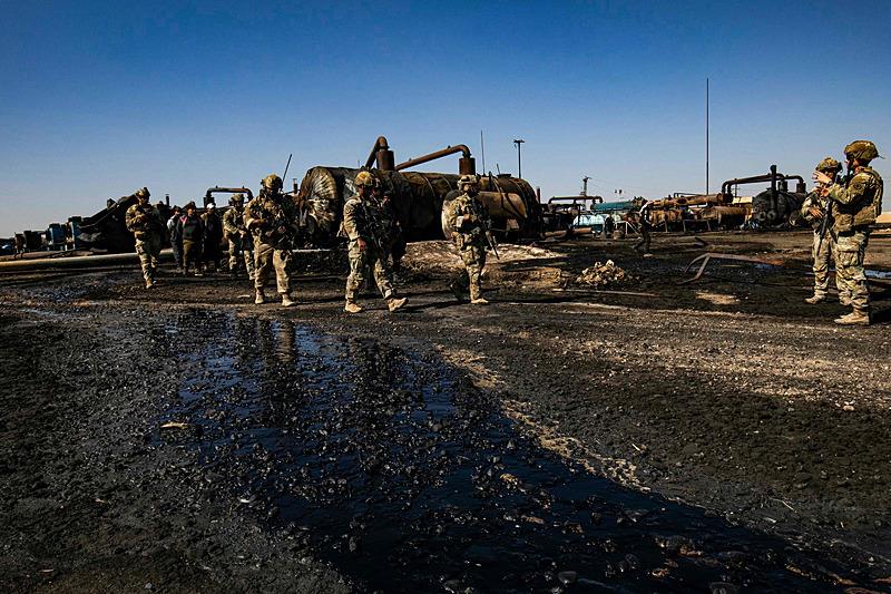 ABD Ordusu, Rumeylan beldesinde Türk Silahlı Kuvvetleri tarafından vurulan petrol tesisinde incelemelerde bulundu (AFP)