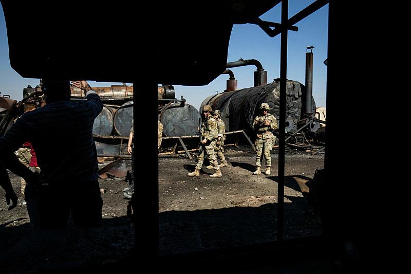 ABD Ordusu, Rumeylan beldesinde Türk Silahlı Kuvvetleri tarafından vurulan petrol tesisinde incelemelerde bulundu (AFP)