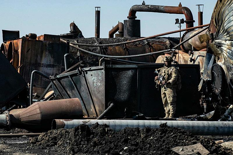 ABD Ordusu, Rumeylan beldesinde Türk Silahlı Kuvvetleri tarafından vurulan petrol tesisinde incelemelerde bulundu (AFP)