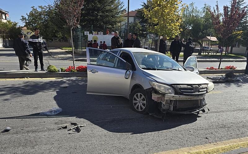 Kayseri'de kömür yüklü kamyonun otomobile çarptığı kazada 1 kişi öldü, 6 kişi yaralandı (DHA)