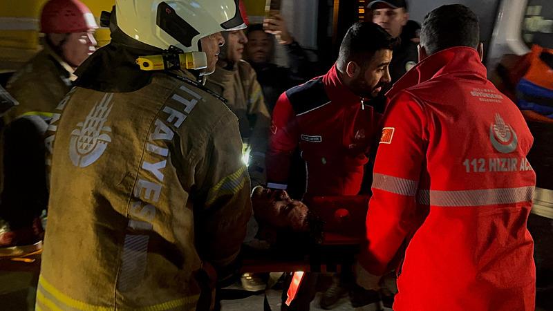 Esenyurt'ta tırın altına giren otomobilin sürücüsü yaralandı. (AA)