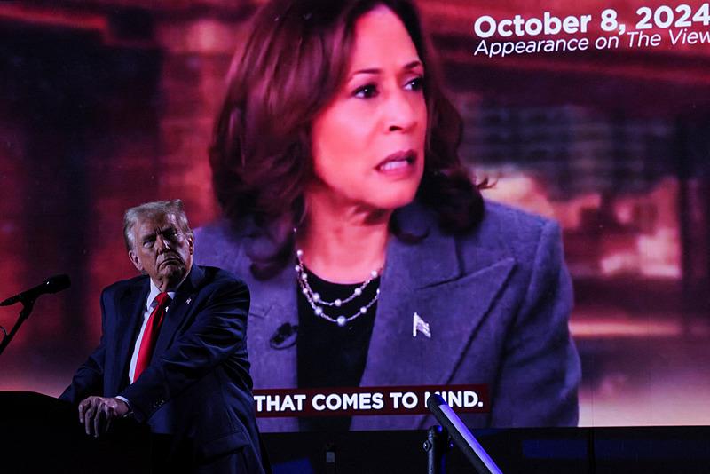 Cumhuriyetçilerin başkan adayı Donald Trump ve ekranda Demokratların adayı Kamala Harris, Takvim Fotoğraf Arşivi