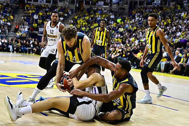 Fenerbahçe Partizan ile kozlarını paylaştı (AA)